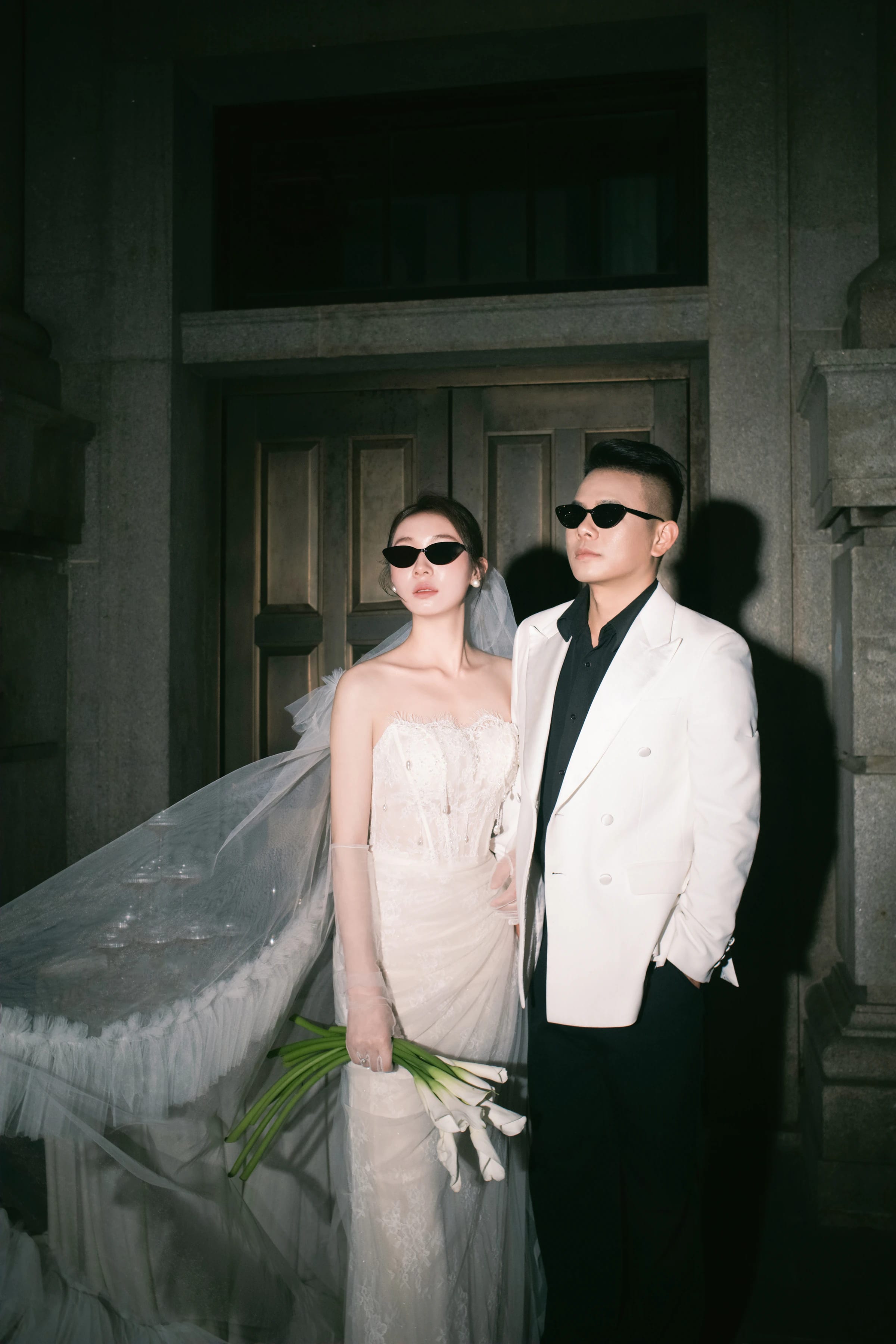 孔伟民与温守盼在深色门前的婚纱照